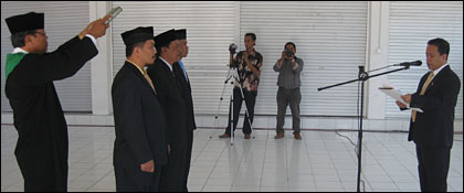 Ketua Bawaslu Nur Hidayat Sardini saat mengambil sumpah jabatan 3 Anggota Panwas Pilkada Kabupaten Kukar 2010