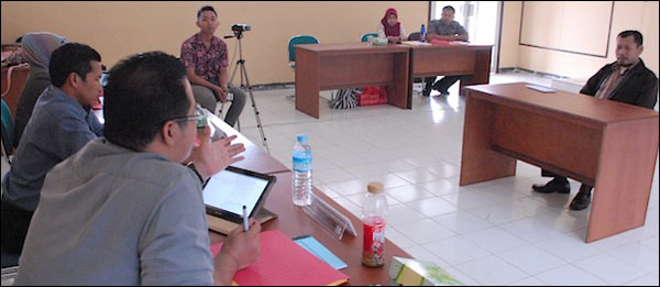 Suasana tes wawancara terhadap calon Panwascam di kampus Unikarta, Tenggarong, Kamis (28/02) kemarin