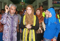 Kepala Disperindagkop Kukar H Azmidi mendampingi Bupati Rita Widyasari meninjau Pasar Gerbang Raja Mangkurawang