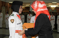 Bupati Kukar Rita Widyasari secara simbolis memasangkan pending kepada anggota Paskibraka Kukar 2014, Tanty Purwaning Atmajayanti 