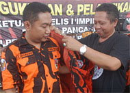 HM Tajuddin Noor (kanan) memasangkan jaket organisasi kepada Mus Mulyadi selaku Plt MPC PP Kukar