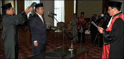 Ketua PN Tenggarong saat mengambil sumpah jabatan Mus Mulyadi sebagai Wakil Ketua DPRD Kukar Sisa Waktu Periode 2009-2014