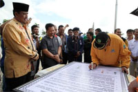  Wabup Kukar HM Ghufron Yusuf (kiri) menyaksikan penandatanganan deklarasi kampanye damai oleh perwakilan 12 parpol peserta Pemilu 2014