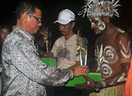 Ketua Panitia Pusat Penas KTNA XIII M Guntur menyerahkan trofi kepada perwakilan dari Papua Barat yang masuk dalam 10 besar penyaji terbaik tari daerah