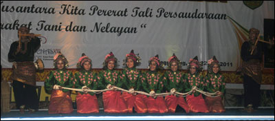 Suguhan tari daerah yang dikemas dalam Festival Pelangi Nusantara turut menyemarakkan penyelenggaraan Penas KTNA XIII di Kutai Kartanegara
