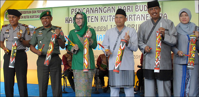 Bupati Kukar Rita Widyasari (baju hijau) bersama para pejabat lainnya memukul kentongan menandai dicanangkannya tanggal 12 April sebagai Hari Budaya Kukar