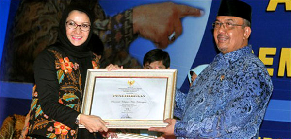 Bupati Kukar Rita Widyasari saat menerima penghargaan AKIP 2013 dari Menteri PAN RB Azwar Abubakar
