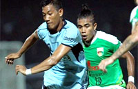 Zulham Zamrun (kanan) mencetak gol untuk memaksa hasil imbang 1-1 melawan tuan rumah Persela