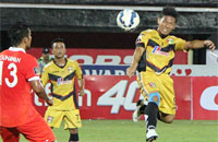 Eka Ramdani menyundul bola ke arah gawang Persija Jakarta namun gagal menjadi gol