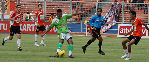 Jajang Mulyana sukses mencetak gol penyama kedudukan bagi Mitra Kukar