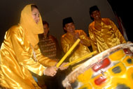 Bupati Rita Widyasari menabuh gendang  menandai pembukaan Karnaval Pesona Purnama Mahakam