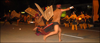 Penampilan Sanggar Seni Kumala dengan tari Purnama Mahakam yang dikolaborasikan dengan suguhan Behempas