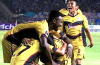 Para pemain Mitra Kukar merayakan gol penyeimbang di babak pertama yang dicetak Carlos Raul