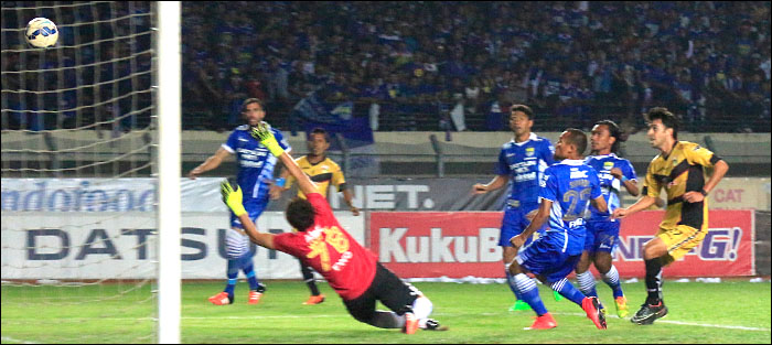 Carlos Raul berhasil membobol gawang Persib Bandung hanya 1 menit setelah bek Mitra Kukar OK John melakukan gol bunuh diri