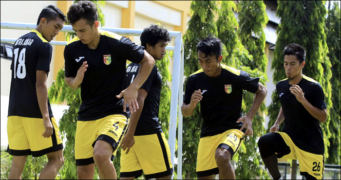 Hugo Nicolas Retamal (kedua dari kiri) menjalani latihan bersama para pemain Mitra Kukar, Minggu (05/02) kemarin