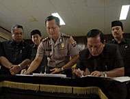 Penandatanganan kesepakatan bersama oleh Kapolres AKBP Suroto dan Ketua KPUD H Machlan Marwan