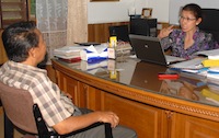 Ketua KPU Kukar Rinda Desianti saat mewawancarai calon PPS dari Kelurahan Panji, Kecamatan Tenggarong, Rabu 20/03() kemarin