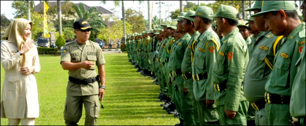 Bupati Rita Widyasari didampingi Kepala Satpol PP Fida Hurasani melakukan pemeriksaan pasukan Linmas yang siap diturunkan untuk pengamanan Pilgub Kaltim 2013