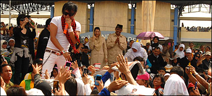 Penampilan band Radja turut menyemarakkan deklarasi pasangan Rita Widyasari-Ghufron Yusuf  sebagai Cabup-Cawabup Kukar 2010-2015