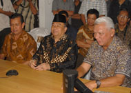 Gubernur Kaltim H Awang Faroek Ishak tampak antusias menanyakan pelaksanaan pemungutan suara dengan beberapa camat di Kukar
