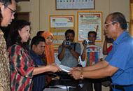 Idrus SY menyerahkan dokumen visi misi sebagai Calon Bupati kepada Ketua KPU Kukar Rinda Desianti