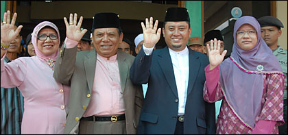Pasangan ADB-Saiful Aduar didampingi istri masing-masing usai mendaftarkan pencalonan mereka ke KPU Kukar, Kamis (04/02) kemarin