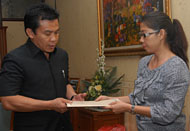 Plt Ketua DPRD Kukar H Salehudin menerima dokumen hasil pleno KPU Kukar dari Rinda Desianti