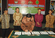 Pj Bupati Kukar Sulaiman Gafur (kiri) menyaksikan penandatanganan kesepahaman antara Panwas Pilkada dengan jajaran penegak hukum di Kukar