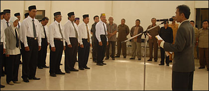 Ketua Panwas Pilkada Kukar Lukman saat mengambil sumpah jabatan 54 Anggota Panwascam se-Kukar di Tenggarong tadi siang