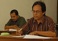 Mantan Ketua Panwas Pilkada Kukar 2005, Suroto (kiri), dan mantan Ketua Panwaslu Kukar 2009 Limina Ibrahim (kanan) ikut ambil bagian dalam seleksi tertulis penjaringan Panwas Pilkada Kukar 2010 tadi pagi