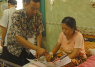 Seorang pasien RSU AM Parikesit ikut menggunakan hak suaranya pada Pilkada Kukar 2010. Dalam Pilkada 2010 lalu, partisipasi pemilih di Kukar mencapai 65,6%.