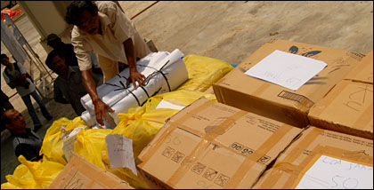 Sejumlah logistik Pemilukada Kukar 2010 saat akan dibawa ke Kecamatan Loa Janan