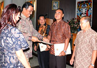Wabup Ghufron Yusuf didampingi Ketua KPU Kukar Rinda Desianti menyerahkan piagam penghargaan kepada perwakilan PPK