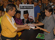 Ketua KPU Kukar Rinda Desianti (kanan) saat menerima pendaftaran pasangan calon independen Awang Dharma Bakti-Saiful Aduar pada 28 Desember 2009