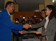 HM Irkham selaku Ketua Tim Sukses pasangan Edward-Syahrani menerima berita acara penyerahan dokumen pencalonan dari Ketua KPU Kukar Rinda Desianti