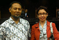 Ketua KPU Kukar Rinda Desianti (kanan) didampingi kuasa hukum KPU Kukar Bambang Widjojanto SH usai sidang putusan MK atas sengketa Pilkada Kukar 2010