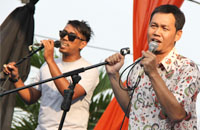 Ketua KPU Kukar Junaidi Syamsuddin (kanan) dan Ketua Panitia Nofan Surya Gafila berkesempatan menyanyi pada pembukaan Festival Musik Demokrasi