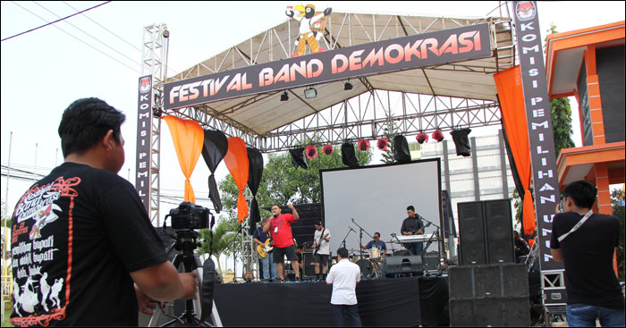 Suasana kegiatan Festival Band Demokrasi di halaman Sekretariat KPU Kukar, Tenggarong