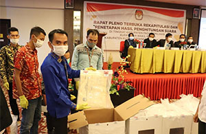 Suasana rapat pleno rekapitulasi hasil penghitungan suara oleh KPU Kukar