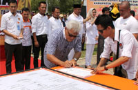 Pj Bupati Kukar Chairil Anwar menandatangani deklarasi kampanye damai peserta Pilkada Kukar 2015 