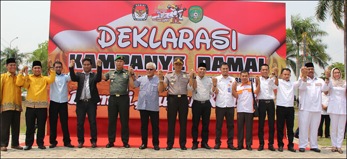 Empat pasangan Cabup-Cawabup Kukar bersama Pj Bupati Kukar Chairil Anwar dan pejabat lainnya sepakat untuk menyukseskan Pilkada Kukar 2015