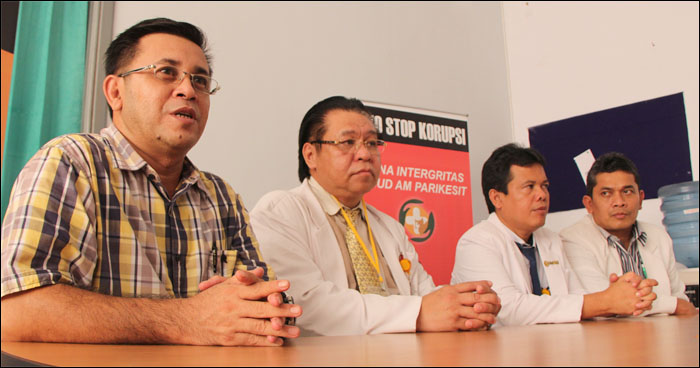 Komisioner KPU Kukar Arliansyah bersama tim dokter IDI Kukar memberikan keterangan pers terkait hasil pemeriksaan kesehatan pasangan Cabup-Cawabup Sugianto-Rudi Hartono