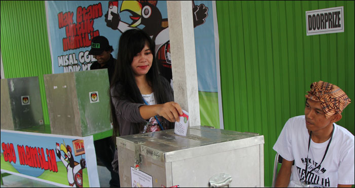 Suasana pemungutan suara Pilkada Kukar 2015 di TPS 12 Kelurahan Panji