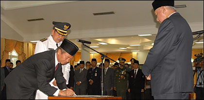 Disaksikan Gubernur Awang Farouk, pejabat lama H Sjachruddin MS menandatangani berita acara serah terima jabatan Pj Bupati Kukar