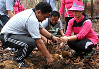 Kapolres Kukar AKBP IGKB Harryarsana bersama istri saat menanam bibit pohon di areal bekas kebakaran Tahura Bukit Soeharto