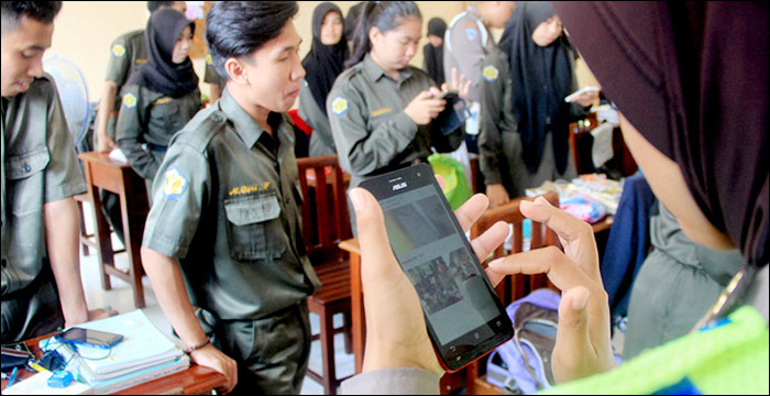 Ponsel para pelajar SMAN 2 Tenggarong dirazia petugas kepolisian tadi pagi