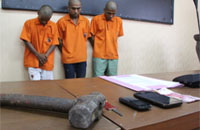 Barang bukti berupa palu seberat 3 kg yang digunakan untuk membunuh Budi dan Noor ikut diamankan polisi