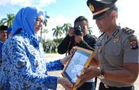 Bupati Rita Widyasari menyerahkan piagam penghargaan kepada jajaran Polres Kukar yang berhasil mengungkap kasus pembunuhan PNS Disperidagkop Kukar