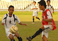 Para pemain Porprov Kukar saat menjalani latihan di Stadion Rondong Demang, Tenggarong, tadi sore