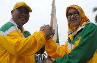 Ketua Kontingen Kukar HM Arsyad bersama Bupati Rita Widyasari usai penyerahan bendera kontingen